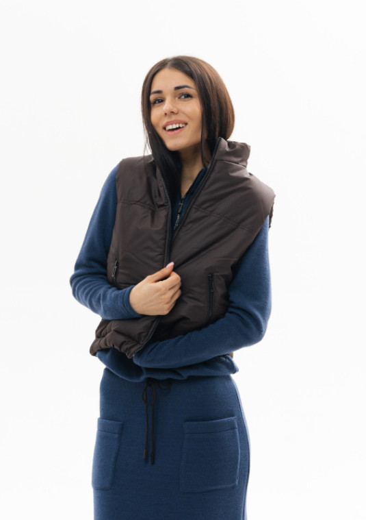 Жилет з утепленням в коричневому кольорі - 84.24